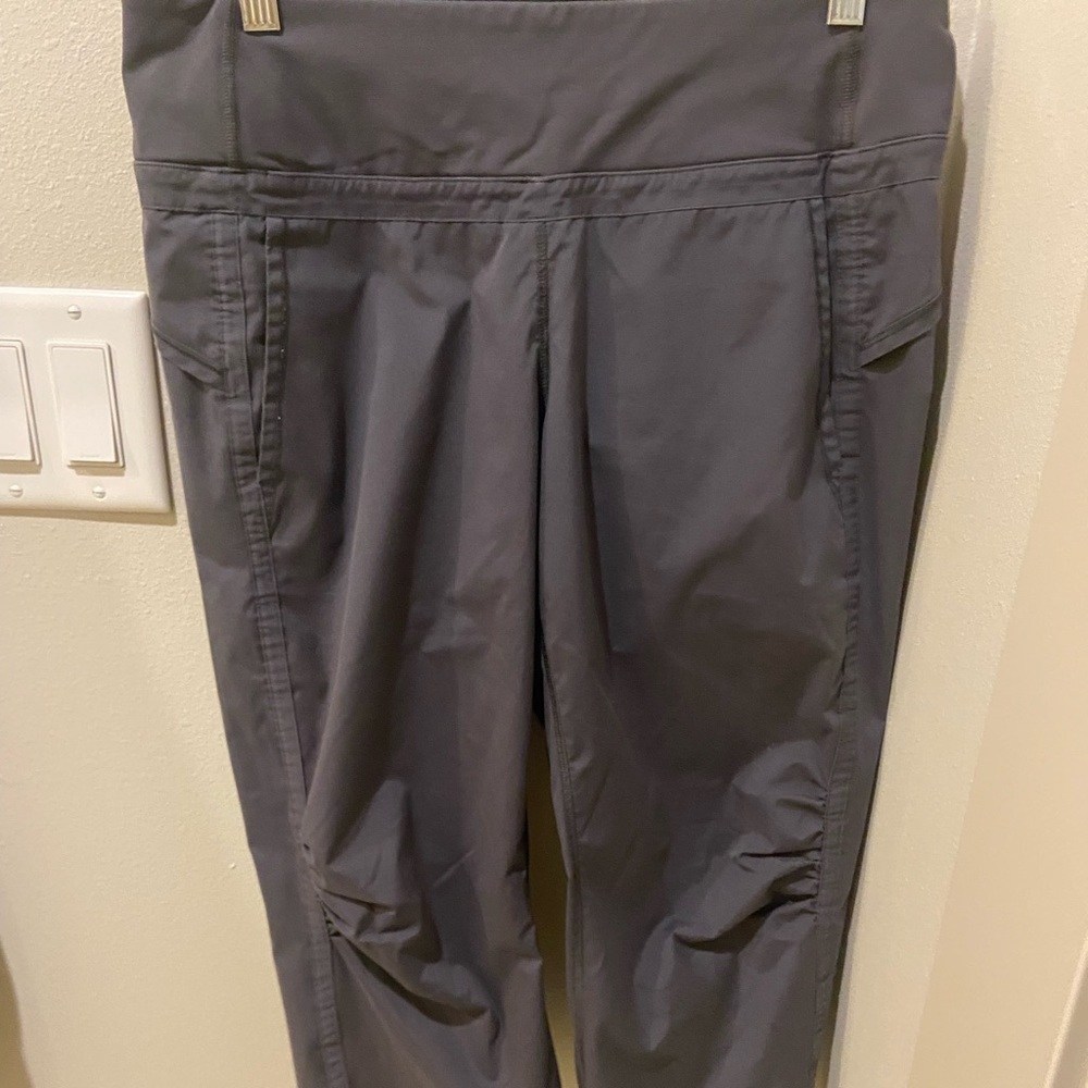 Lululemon cropped pants.
